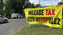Anti-ULEZ protest receives support by passing motorists in Uxbridge
