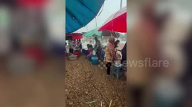 Kind shopper braves thunderstorm to help disabled grandfather in wheelchair stuck in rain