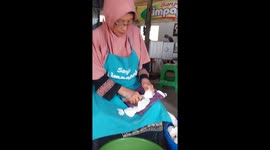 Watch (potrait version): Indonesian woman's incredible cassava slicing skill