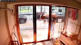Quick-thinking Chinese woman narrowly escapes transformer fire in rainy weather