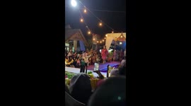 Unexpected mishap: model's dramatic fall steals the spotlight at Pekanbaru's fashion show