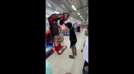 Boxing fails turn into hilarious triumph: laughter echoes at Kudus City Mall