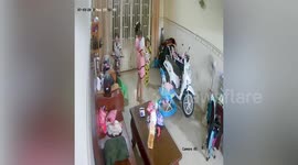 Dramatic moment mother forgets baby then runs back to save them as roof collapses
