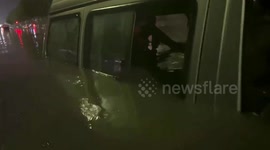 Heroic police officer saves children trapped in submerged minibus amidst deep floodwater