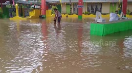 Graduation ceremony flooded from heavy rain in the Philippines
