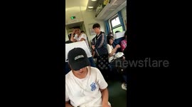 女孩拒与无座大妈同坐被其挤靠