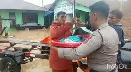 The Padang City Basarnas Team Evacuates Babies Trapped in Floods in Padang City