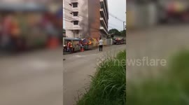 Quick-thinking worker douses burning street vendor stall with fire extinguisher
