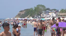 Record-breaking European heatwave ! Massive crowds flock to beaches in Greece