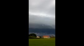 Strange giant clouds appear in the sky in Vietnam