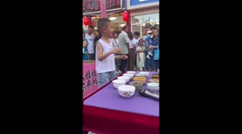 Boy stuns crowd with his enchanting melodic performance using chopsticks and bowls
