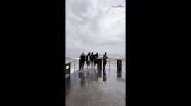 'That's so massive!' - Big sea wave powerfully washes off the sightseers