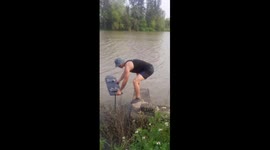 How to quickly cross the river? Vietnamese surfer conquers new heights!