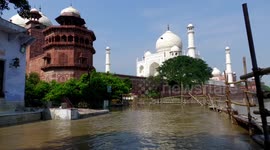 Water level still dangerously high near Taj Mahal