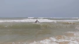 Hundreds gather on Puri beach to enjoy holiday for sun heat temperature