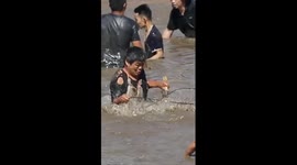 Contestants wade through river in thrilling fish-catching competition in China
