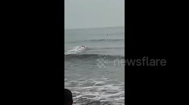 Police officers deploy aquatic robot to rescue stranded tourist in eastern China