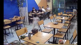 Startling mishap at Bontea milk tea shop: little girl's unfortunate slip and bump