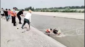 Police officers save drowning man in China's Xinjiang