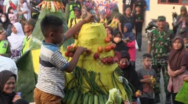 The culture of the people of Sleman, Yogyakarta, is fighting over mountains of vegetables and fruits in order to get blessings