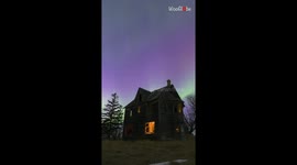 Abandoned house in Newdale, Manitoba shines brightly under an Aurora Boom-nanza