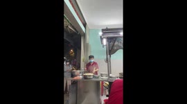 Street chef shows off his noodle juggling skills