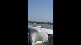 Mischievous dad makes daughter realize that the real fun of tubing is in falling into water