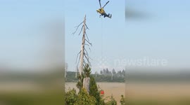 Helicopter collects water to tackle fires in Oregon