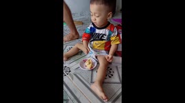 Funny moment when a three-year-old boy tries to eat durian for the first time