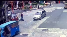 Terrifying moment electricity posts collapse on drivers in Manila