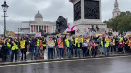 Hundreds of motorists gathered in Trafalgar Square in London to protest against Sadiq Khan's ULEZ expansion