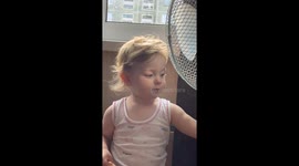Kiddo Discovers Fan for the First Time!