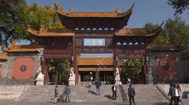 Fixed filming of the entrance and passengers at the Lingxing Gate of Chaotian Palace in Nanjing, Jiangsu Province, China