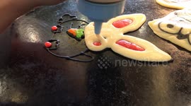 Vietnamese chef shows off his talent in drawing funny animal-shaped cakes on a hot pan, attracting all eyes