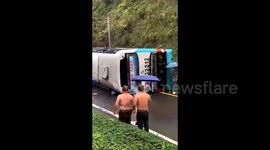 Coach overturns with 26 onboard in eastern China