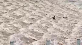 Flash floods sweep away visitors, killing 7 in southern China