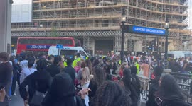Huge gangs gather is Oxford Circus and run from police