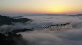 Clouds drape over mountains to create heavenly scene in south China