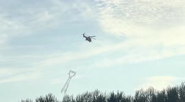 Helicopter airlifts 3-ton tower to restore power in flood-hit city in China