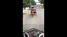 Surprising sight: driverless rickshaw cruises with passenger onboard in Tasikmalaya