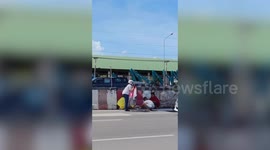 Kind motorist stops to save frightened dog on highway in Bangkok