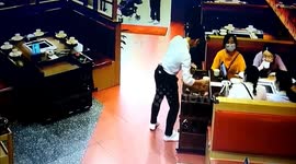 Chinese waiter swiftly bags surprise mouse intruder in restaurant