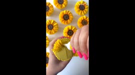 Food artist flexes her blossoming detailing skills with buttercream sunflower cupcake