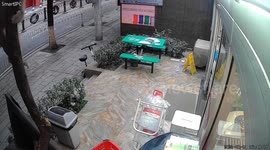 Notorious wild monkey steals food from convenience store in China