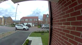 Delivery driver shows total disregard for package