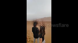Tourists' hair stands on end in desert due to electrified clouds in China