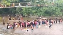 Suspension bridge collapses injuring 32 in Indonesia