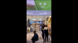 Iranian boy presents Middle Eastern products in Chinese at China-South Asia Expo