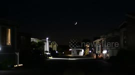 Luna creciente vista desde la ciudad de Gardena en los Angeles California