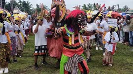 Locals celebrate Indonesia independence day with colourful military procession